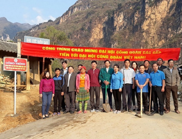 Huyện Xín Mần gắn biển công trình chào mừng Đại hội Công đoàn huyện lần thứ IX nhiệm kỳ 2018 - 2023